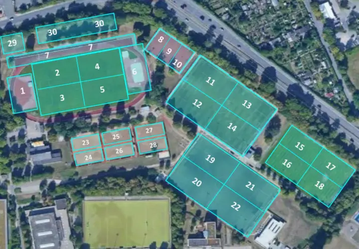 Luftaufnahme eines Sportgeländes mit nummerierten Fußballfeldern. Hier ist alles bereit für "alla hopp kirchheim"!