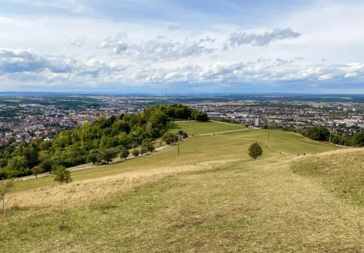 Blick über Reutlingen mit dem Achalm-Plateau, wo einst die Burg Reutlingen stand.