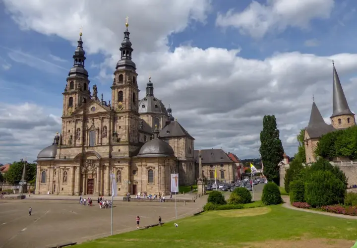 Barocker Dom in Fulda, ein Wahrzeichen, das zeigt, was man in Fulda machen kann: Geschichte erleben und die beeindruckende Architektur bewundern.