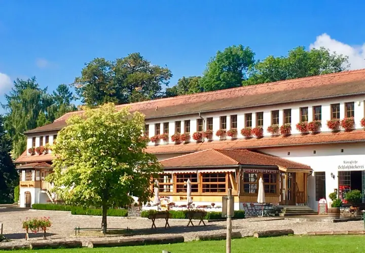 Schloss Diedersdorf mit seinem Biergarten lädt Familien und Kinder zum Verweilen ein.