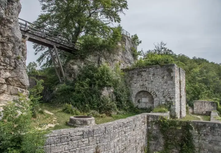 Ruinen der Burg Helfenstein bei Geislingen. Eine Holzbrücke führt über eine Felsspalte zu den Mauern.