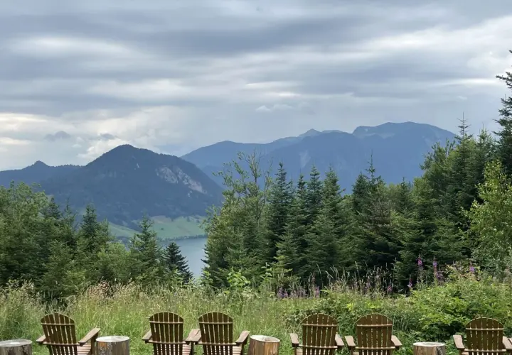 Bequeme Stühle laden zur Entspannung nach einer Huberspitz Wanderung ein. Der Blick schweift über den See und die majestätischen Berge.