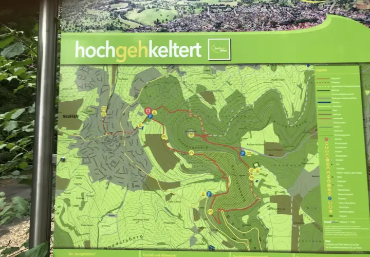 Karte für eine Hohenneuffen Wanderung. Sie zeigt Wege, Orte und Sehenswürdigkeiten wie die Burg.