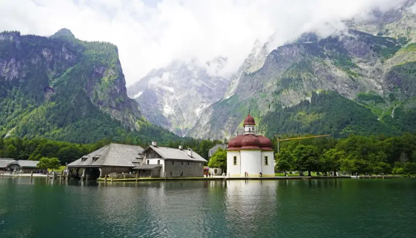 St. Bartholomä Kirche am Königssee, ein malerisches Ziel für Ausflugsziele Berchtesgaden, vor imposanter Bergkulisse.