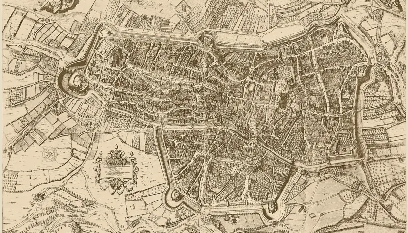 Historische Ansicht der Stadt Augsburg mit ihrer imposanten Burg und Stadtmauern, umgeben von Feldern und Wasserwegen.