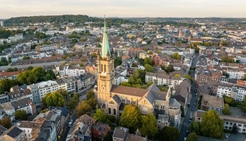 Luftaufnahme von Aachen mit der imposanten St. Adalbert Kirche im Vordergrund. Ein tolles Motiv für Ausflugsziele Aachen.