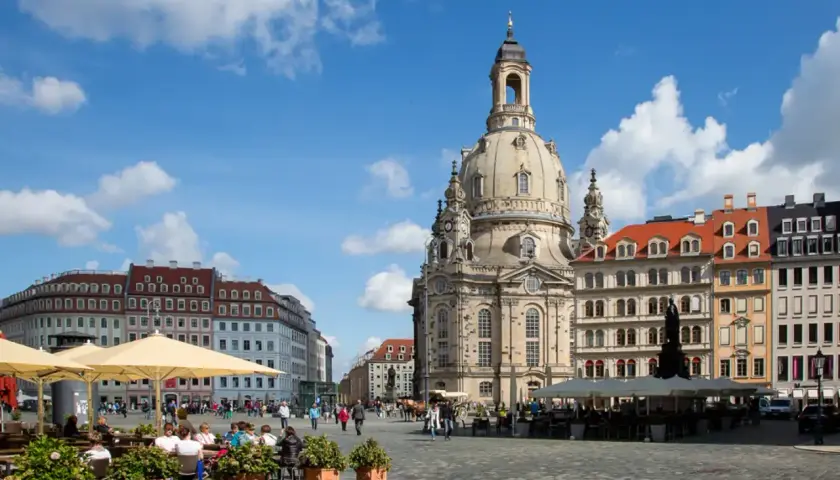 Sonnige Terrasse vor der Frauenkirche in Dresden. Hier kann man entspannt sitzen und das bunte Treiben auf dem Platz beobachten.