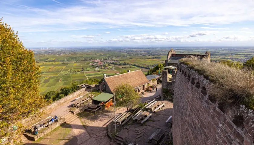 Blick von der Burg Madenburg auf Weinberge und Windräder.