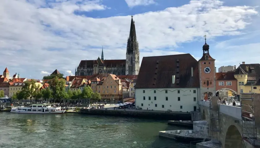 Regensburg mit Kindern: Blick auf Donau, Dom, Steinerne Brücke und historische Gebäude. Ein schöner Ausflug!