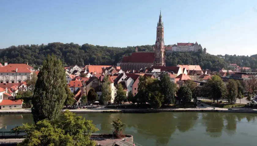 Blick auf Landshut mit der Martinskirche und Burg Trausnitz. Entdecken Sie Landshut Geheimtipps entlang der Isar.