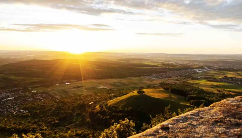 Sonnenuntergang über der Schwäbischen Alb bei Owen. Die Burg Teck ist nicht zu sehen, aber die Landschaft erinnert an die Gegend.