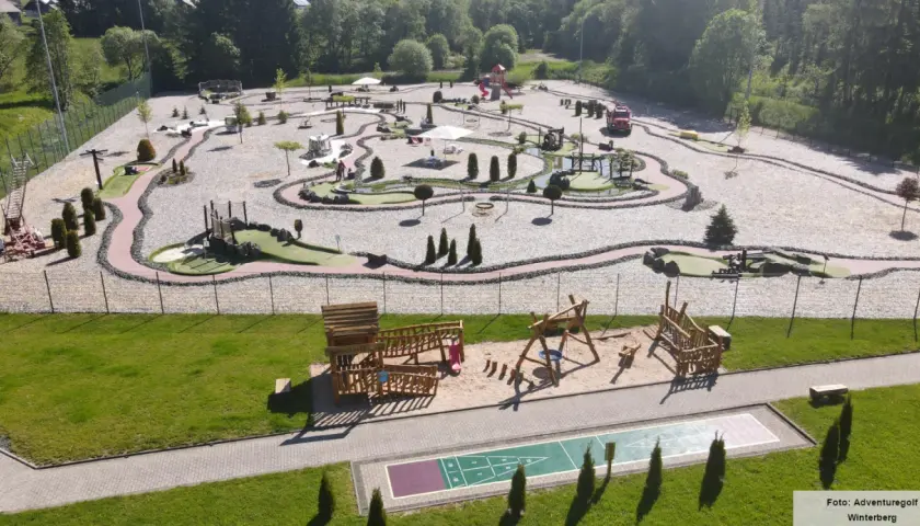 Abenteuergolfanlage in Winterberg mit vielen Hindernissen und Spielgeräten für Kinder. Ein toller Ort für einen Familienausflug.