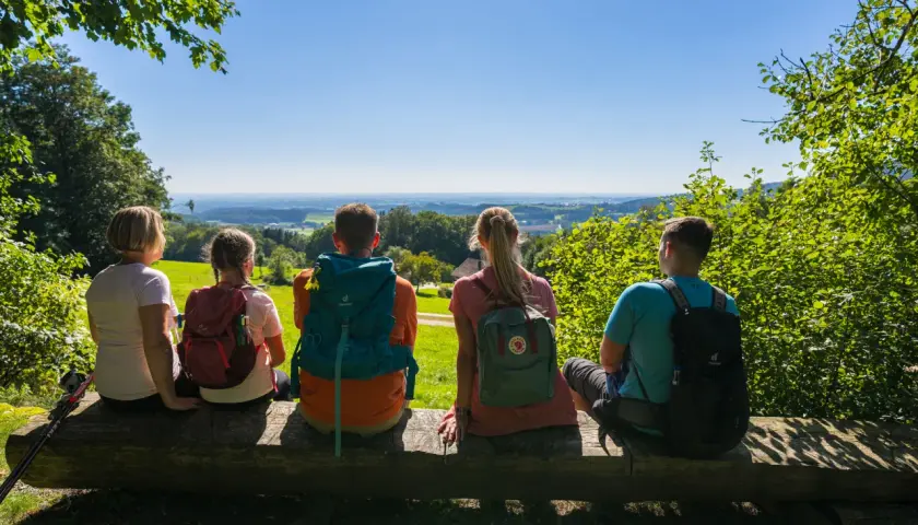 Familie genießt den Ausblick in Bayern. Ein perfekter Urlaub mit Kindern, um die Natur zu erkunden.