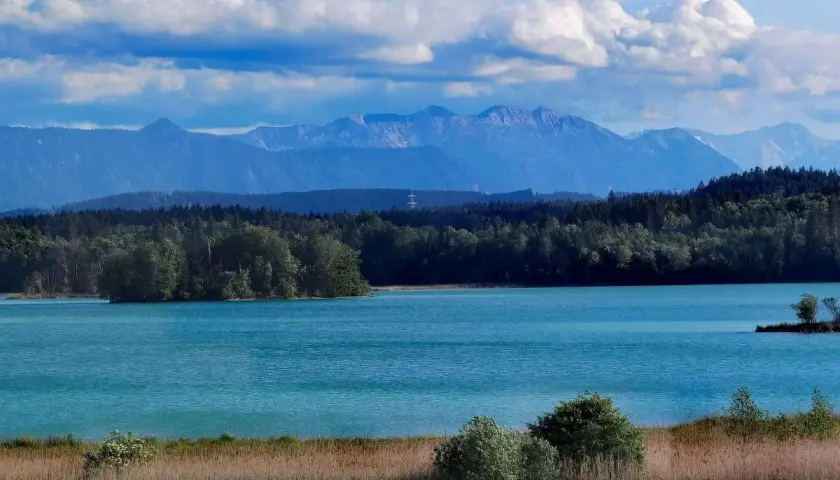 Türkisblaue Osterseen laden zum Baden ein, umrahmt von grünen Wäldern und majestätischen Alpen.