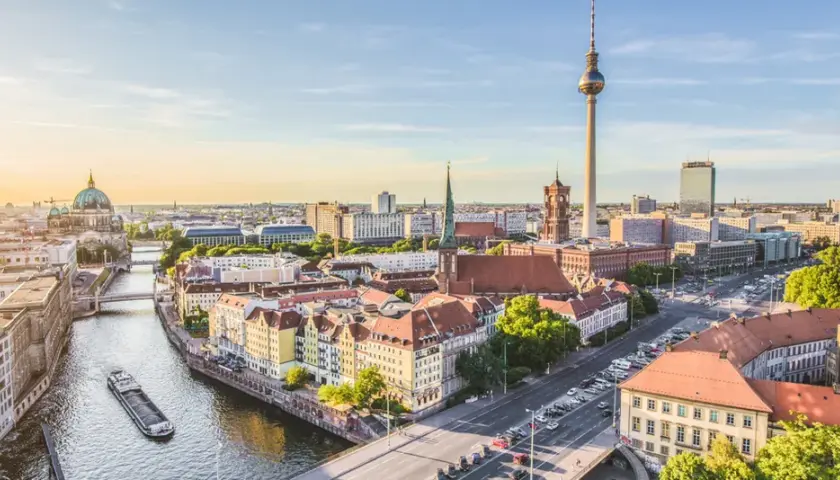 Berlin bei Sonnenuntergang: Fernsehturm, Dom und Spree. Hier gibt es viel zu entdecken, was kann man in Berlin machen?