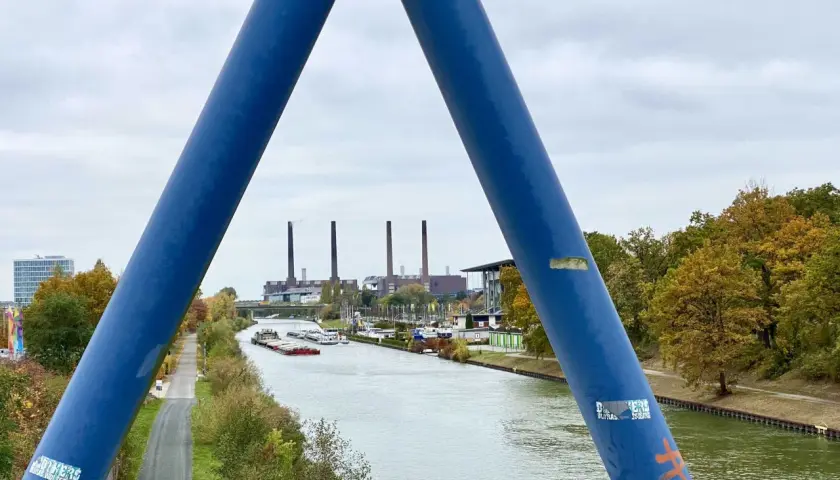 Blick auf den Mittellandkanal mit Industrie im Hintergrund. Hier kann man in Wolfsburg viel entdecken, von der Natur bis zur Technik.