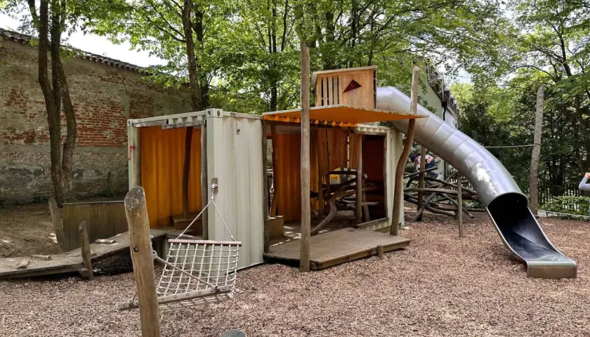 Spielplatz mit Rutsche und Klettergerüst aus Containern, ideal für einen Ausflug nach Dachau mit Kindern.