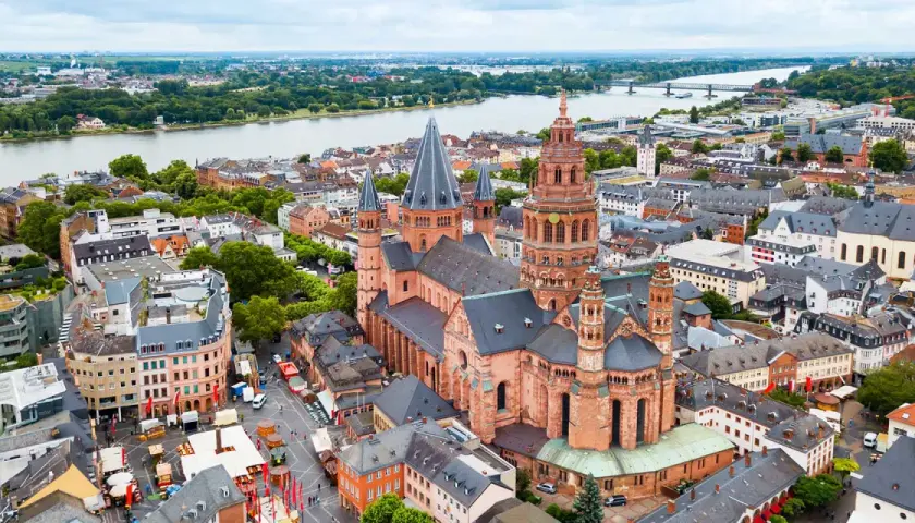 Luftaufnahme des Mainzer Doms und der Stadt. Hier kann man in Mainz viel entdecken, von historischen Gebäuden bis zum Rhein.