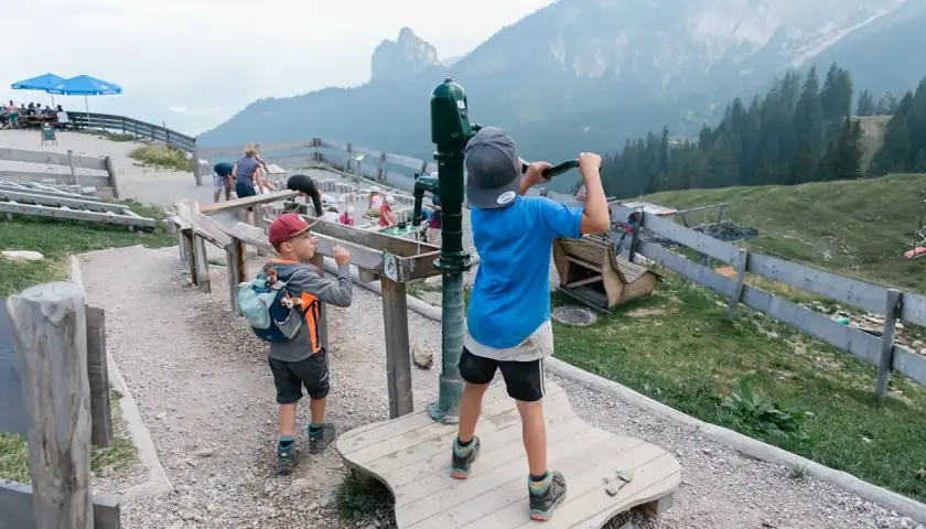 Kinder spielen am Juwelenweg Pfronten mit Bergpanorama.