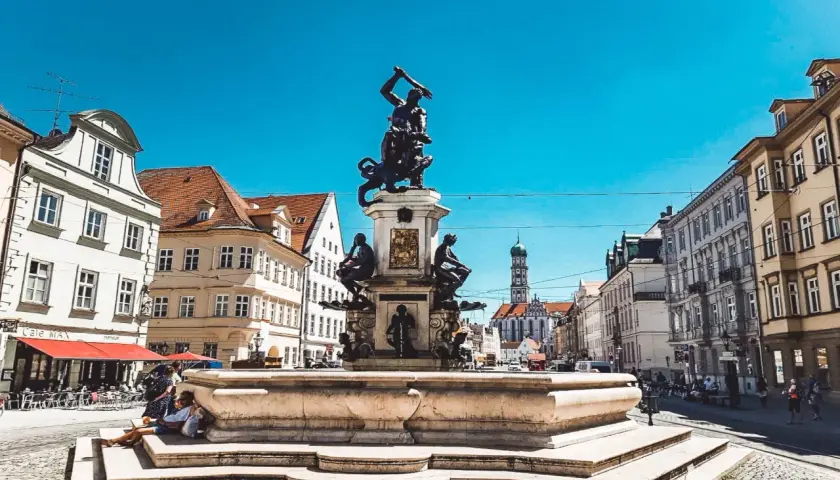 Prachtvoller Augustusbrunnen in Augsburg, ein toller Ort, um zu entspannen und zu sehen, was man in Augsburg machen kann.