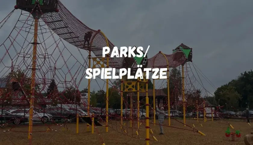 Ein riesiger Kletterpark mit Netzen und Türmen bietet ein tolles **Erlebnis** auf diesem **Spielplatz**.