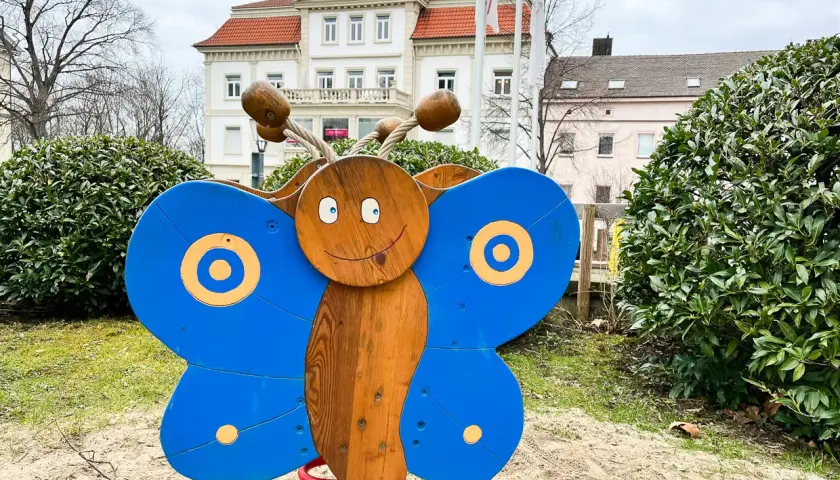 Ein bunter Schmetterling auf dem Schaukelweg Hechingen, bereit für fröhliche Kinder.