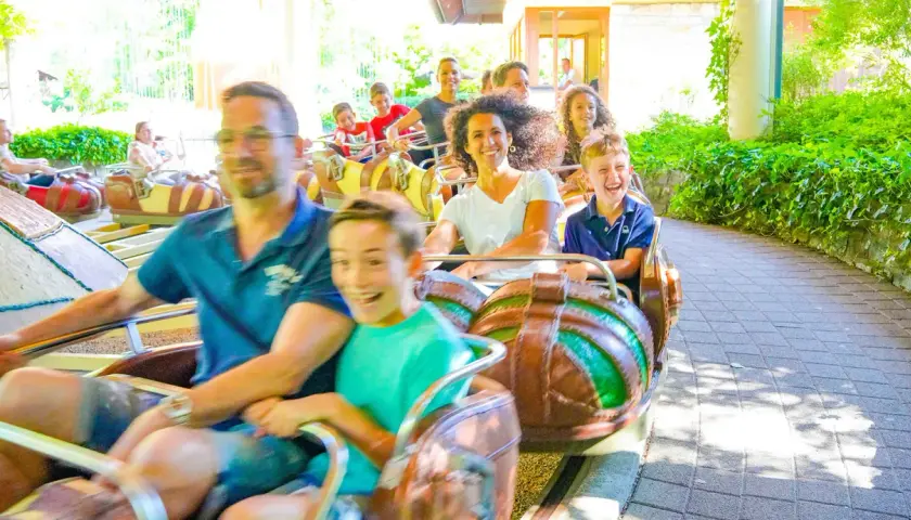Familie genießt eine Fahrt auf einer Achterbahn im Erlebnispark Tripsdrill bei Heilbronn.