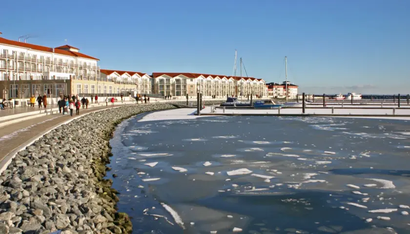 Winterliche Promenade mit Eis auf dem Wasser, ein Geheimtipp für Wismar und Umgebung.