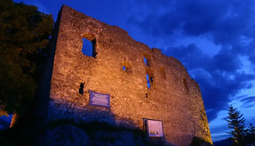 Die Burgruine Falkenstein bei Pfronten im Abendlicht.