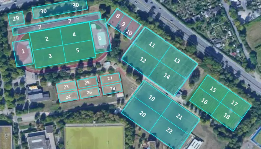 Luftaufnahme eines Sportgeländes mit nummerierten Fußballfeldern. Hier ist alles bereit für "alla hopp kirchheim"!