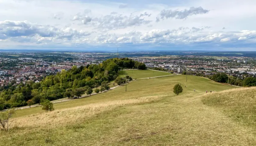 Blick über Reutlingen mit dem Achalm-Plateau, wo einst die Burg Reutlingen stand.
