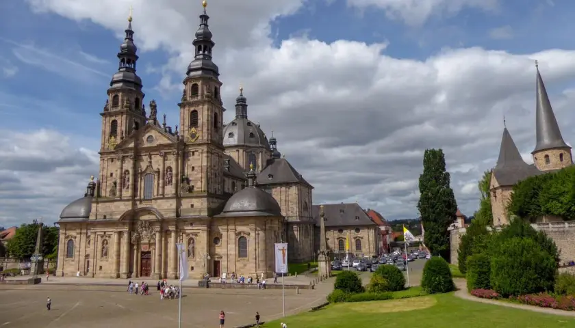 Barocker Dom in Fulda, ein Wahrzeichen, das zeigt, was man in Fulda machen kann: Geschichte erleben und die beeindruckende Architektur bewundern.
