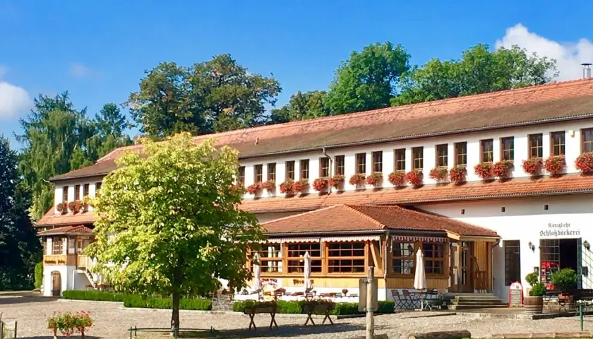 Schloss Diedersdorf mit seinem Biergarten lädt Familien und Kinder zum Verweilen ein.