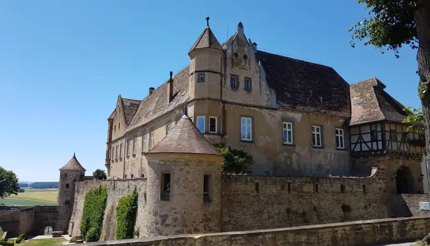 Burg Stettenfels mit Türmchen und Zinnenmauern, ideal zum Wandern und Erkunden.