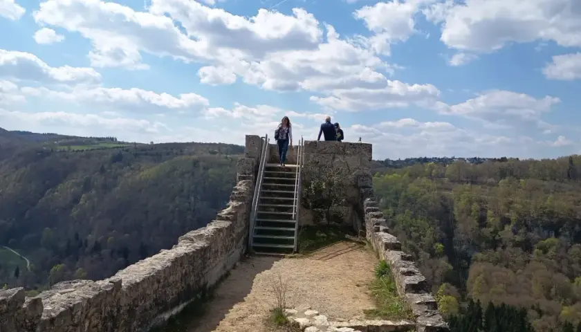 Blick von der Burgruine Hohenurach über die Wolfsschlucht Bad Urach.