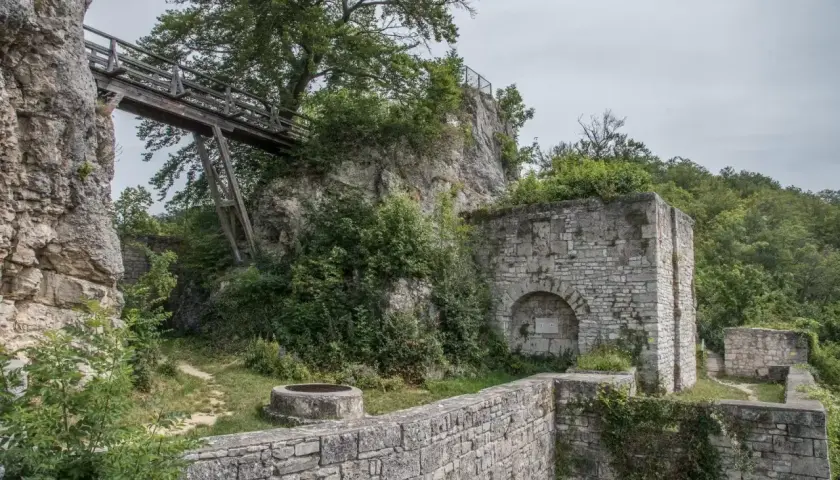 Ruinen der Burg Helfenstein bei Geislingen. Eine Holzbrücke führt über eine Felsspalte zu den Mauern.
