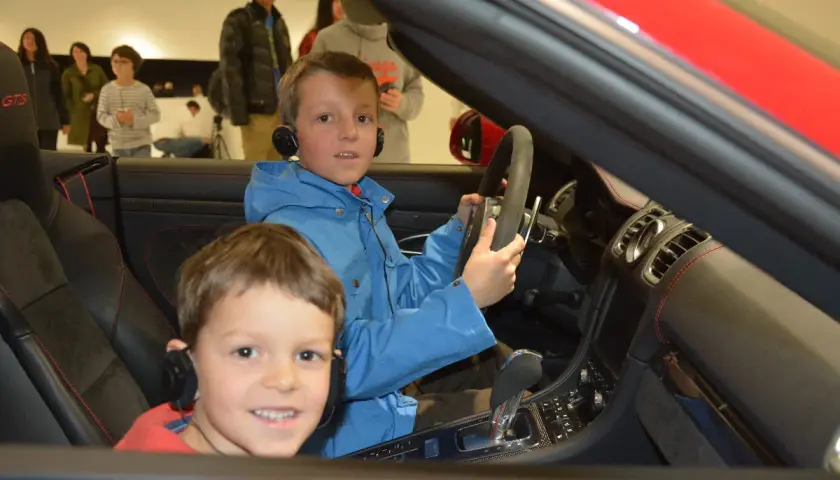 Zwei Jungen in einem Sportwagen, bereit für ein Abenteuer in Stuttgart mit Kindern.