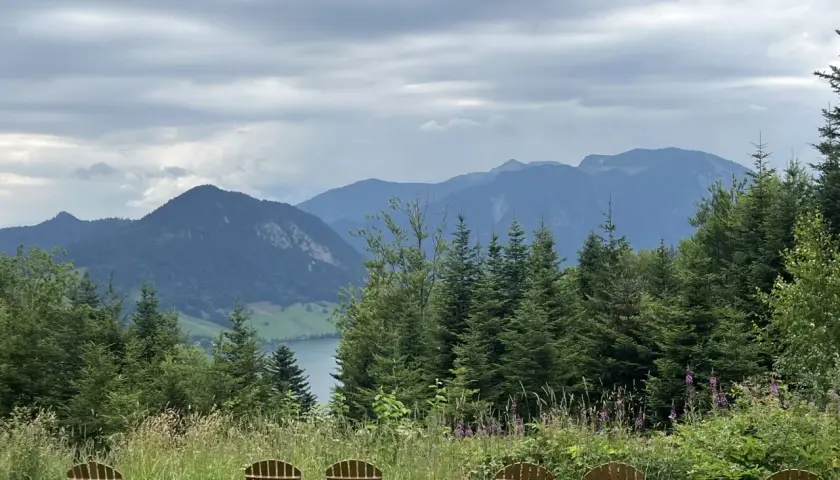 Bequeme Stühle laden zur Entspannung nach einer Huberspitz Wanderung ein. Der Blick schweift über den See und die majestätischen Berge.