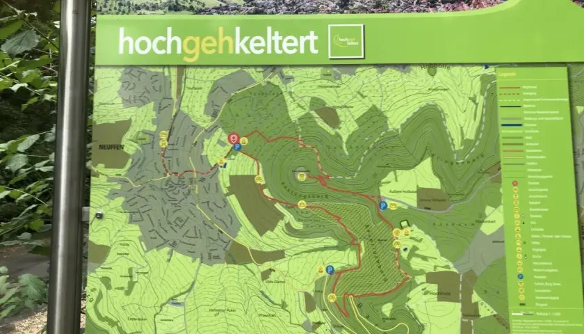 Karte für eine Hohenneuffen Wanderung. Sie zeigt Wege, Orte und Sehenswürdigkeiten wie die Burg.