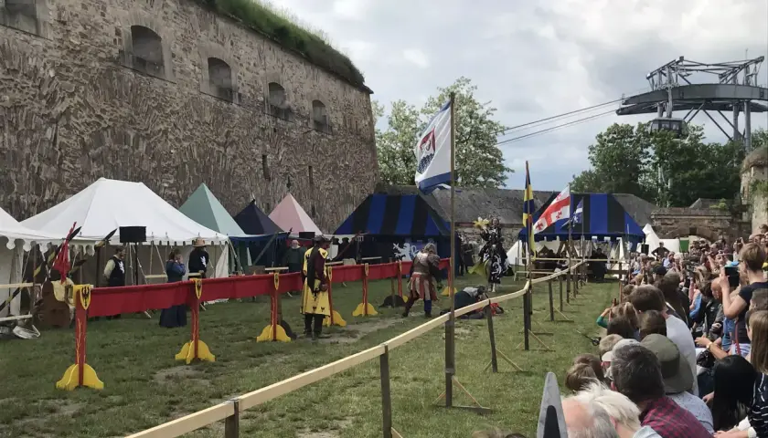 Ritterkämpfe vor der Festung Ehrenbreitstein. Ein mittelalterliches Spektakel mit Zelten und Zuschauern, das an einen historischen Spielplatz erinnert.