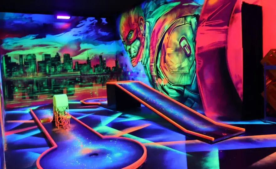 Schwarzlicht-Minigolf mit Familie - So wird der Ausflug perfekt