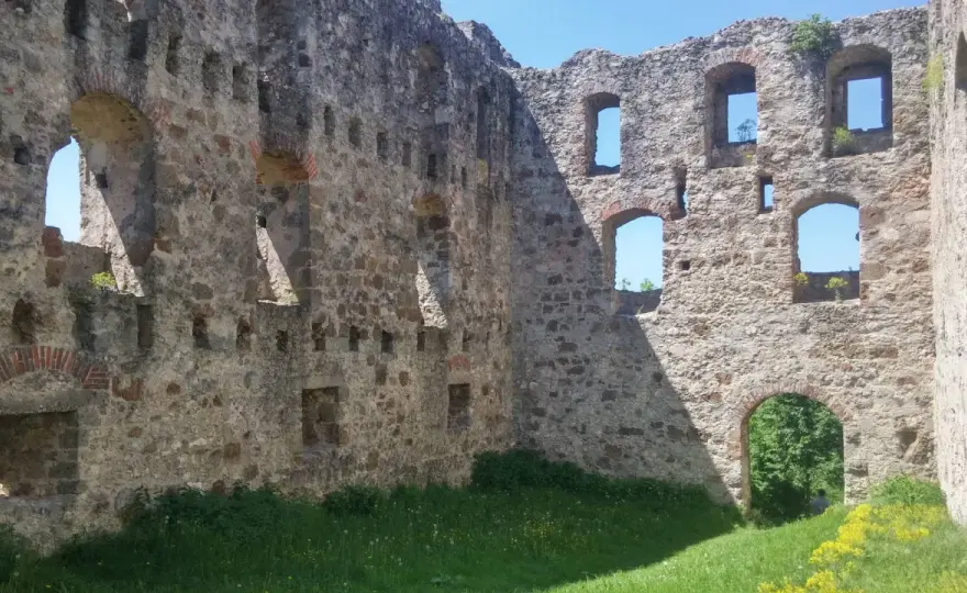 Burgruine Niederhaus - Geschichte, Besuch & Tipps