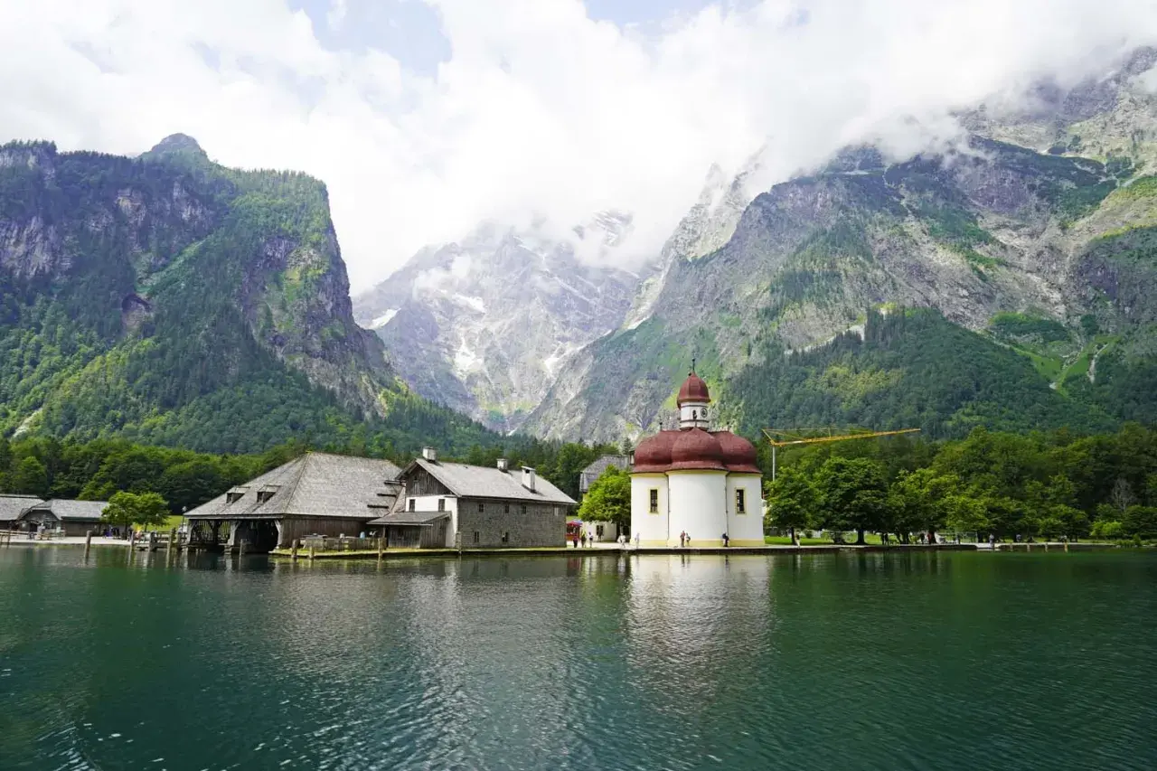 St. Bartholomä Kirche am Königssee, ein malerisches Ziel für Ausflugsziele Berchtesgaden, vor imposanter Bergkulisse.