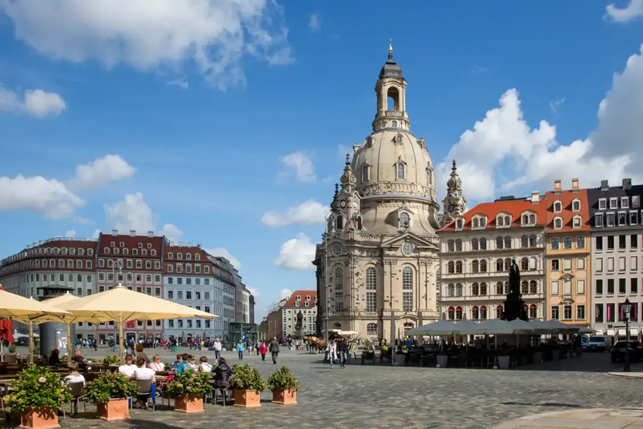Sonnige Terrasse vor der Frauenkirche in Dresden. Hier kann man entspannt sitzen und das bunte Treiben auf dem Platz beobachten.