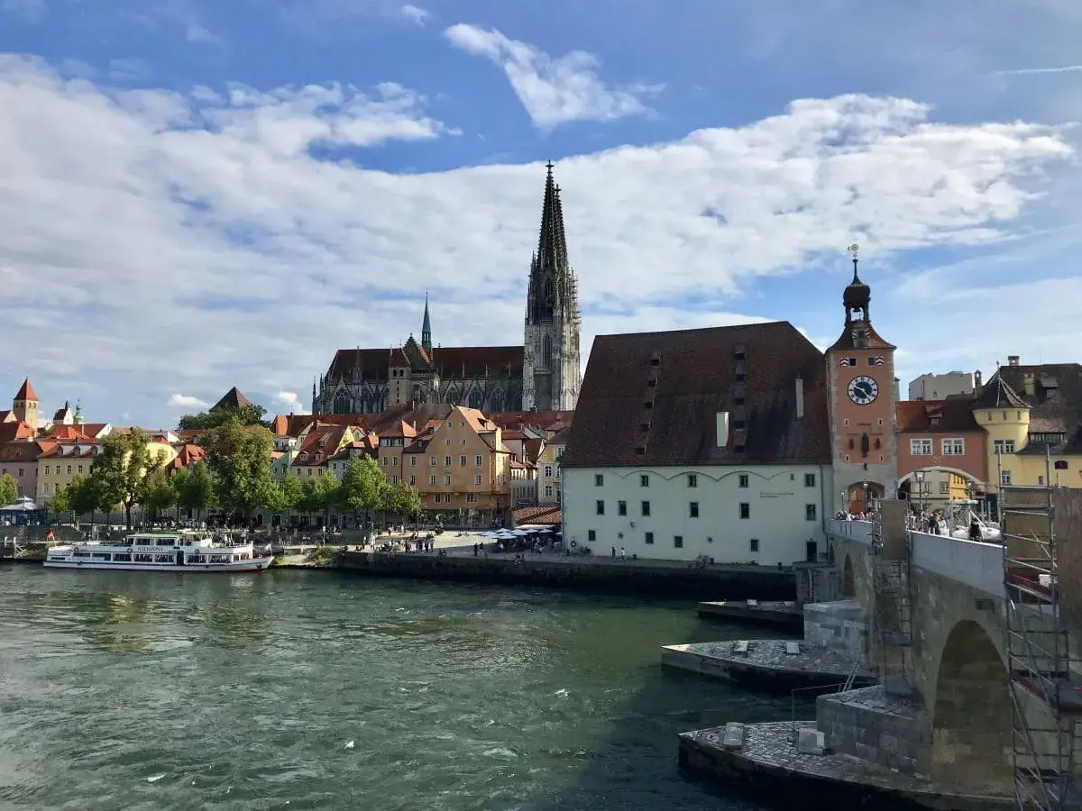 Regensburg mit Kindern: Blick auf Donau, Dom, Steinerne Brücke und historische Gebäude. Ein schöner Ausflug!