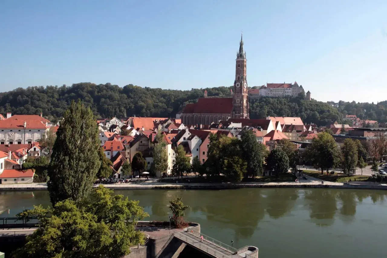 Blick auf Landshut mit der Martinskirche und Burg Trausnitz. Entdecken Sie Landshut Geheimtipps entlang der Isar.