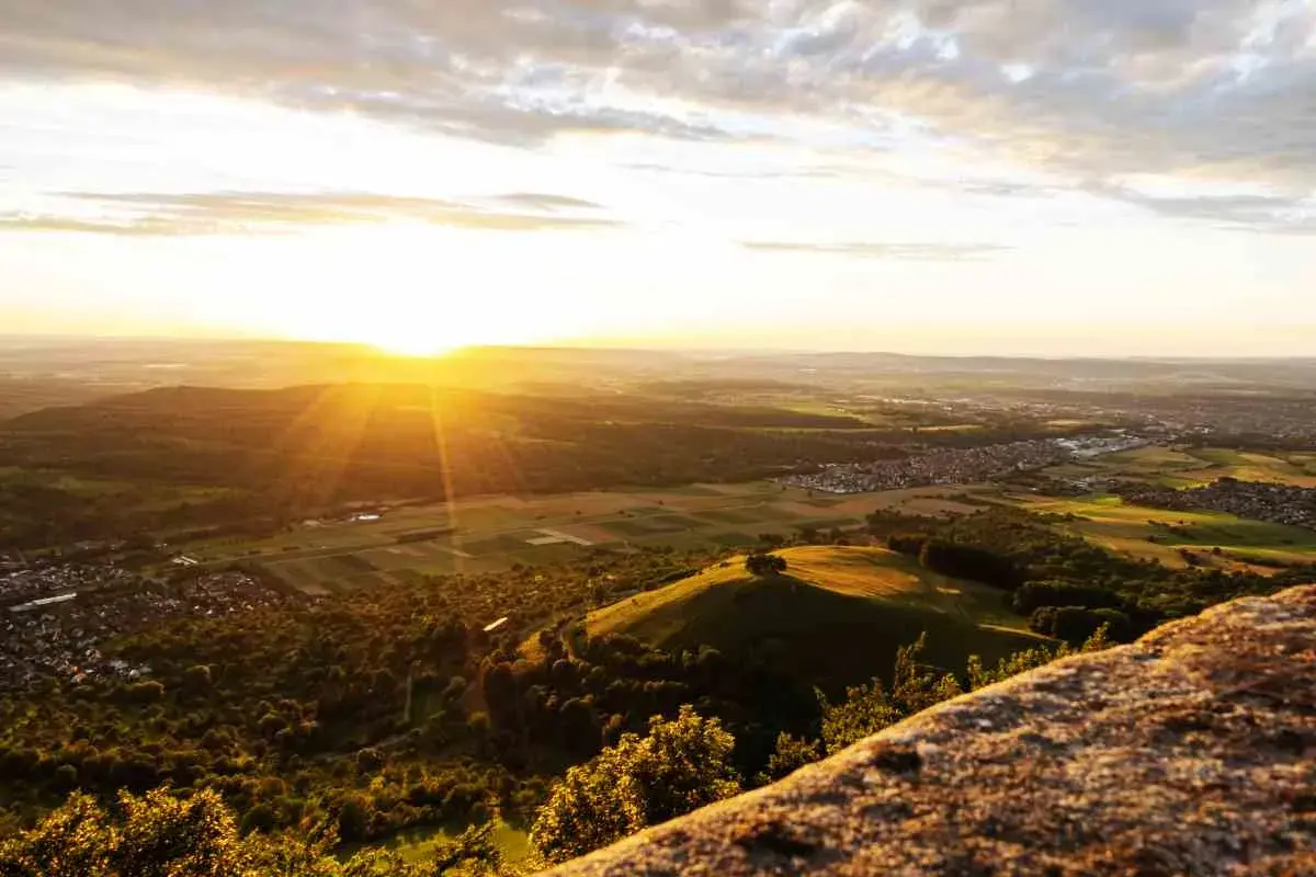 Sonnenuntergang über der Schwäbischen Alb bei Owen. Die Burg Teck ist nicht zu sehen, aber die Landschaft erinnert an die Gegend.