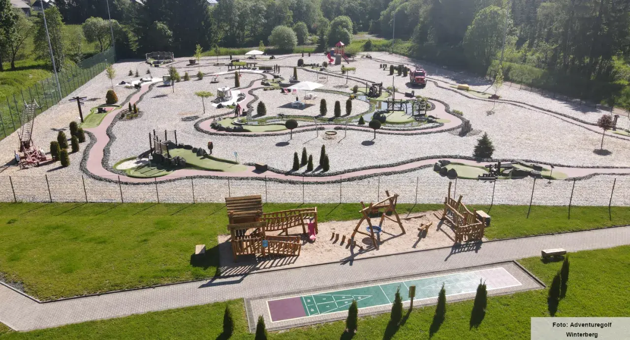 Abenteuergolfanlage in Winterberg mit vielen Hindernissen und Spielgeräten für Kinder. Ein toller Ort für einen Familienausflug.