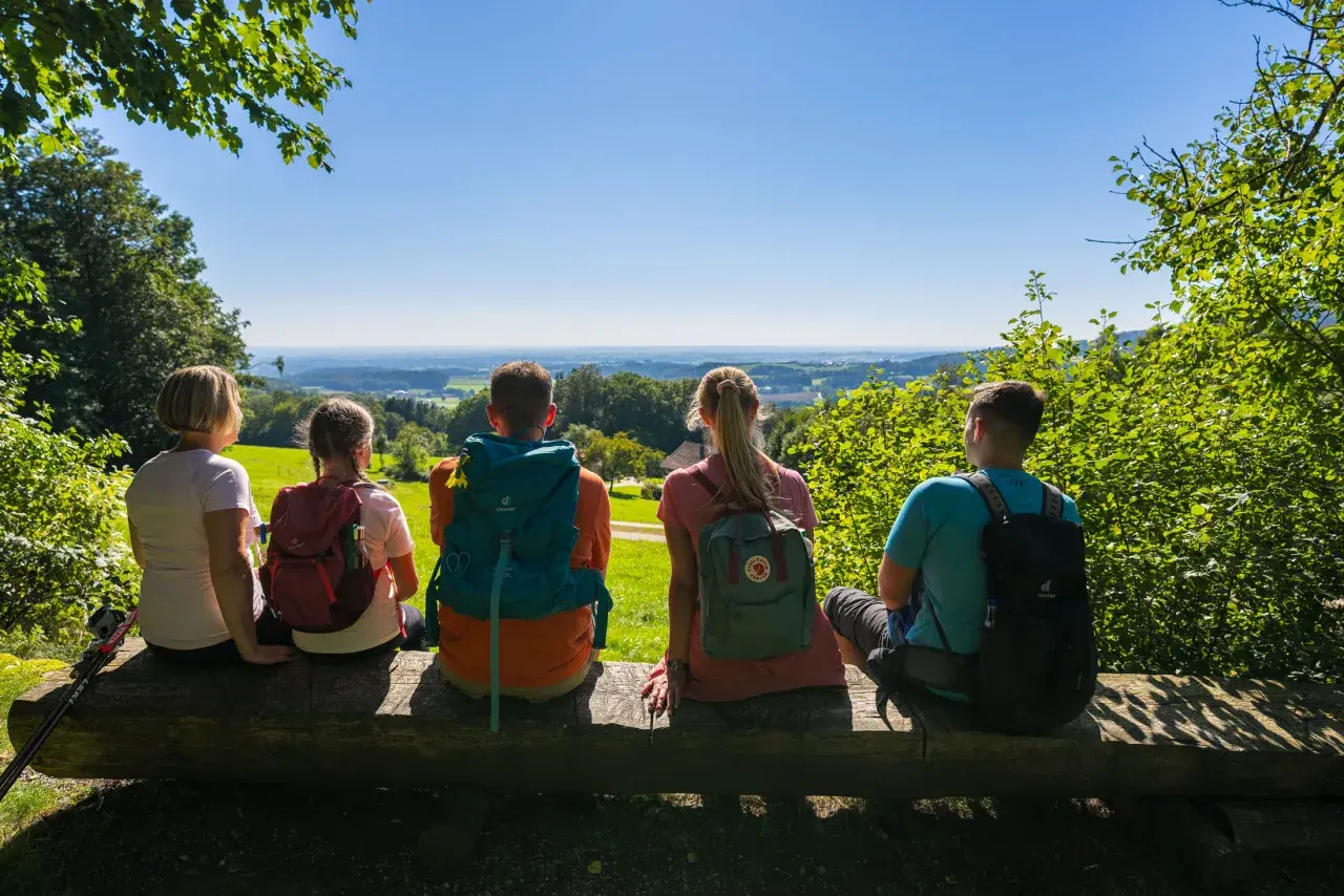 Familie genießt den Ausblick in Bayern. Ein perfekter Urlaub mit Kindern, um die Natur zu erkunden.