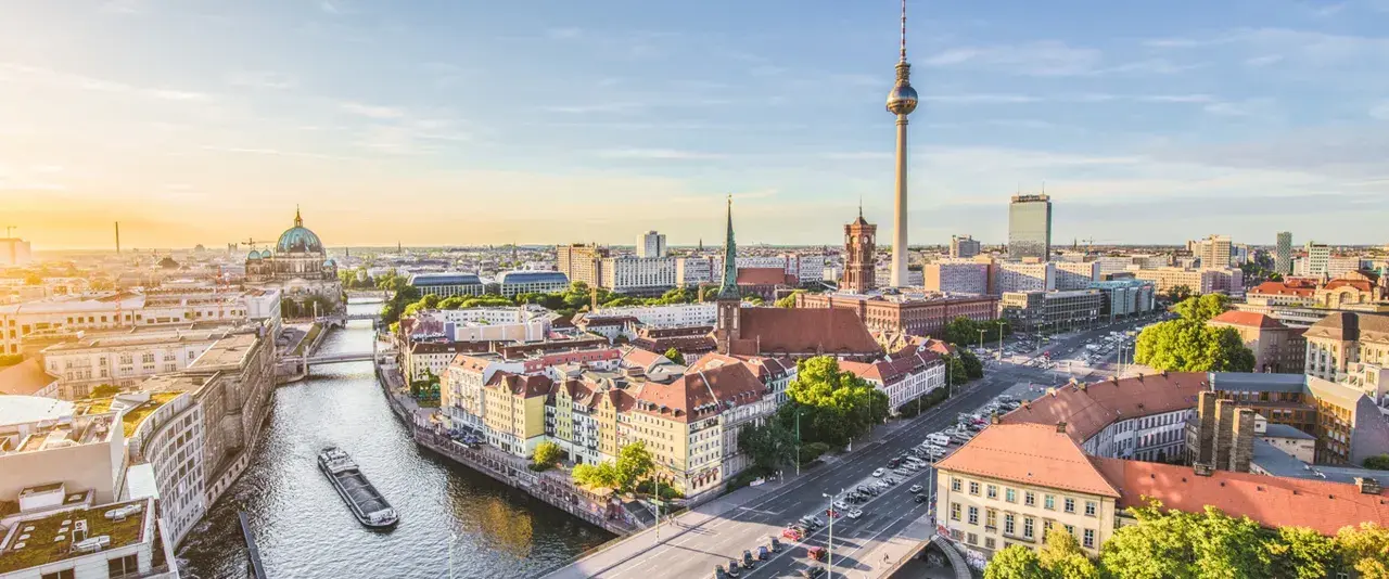 Berlin bei Sonnenuntergang: Fernsehturm, Dom und Spree. Hier gibt es viel zu entdecken, was kann man in Berlin machen?